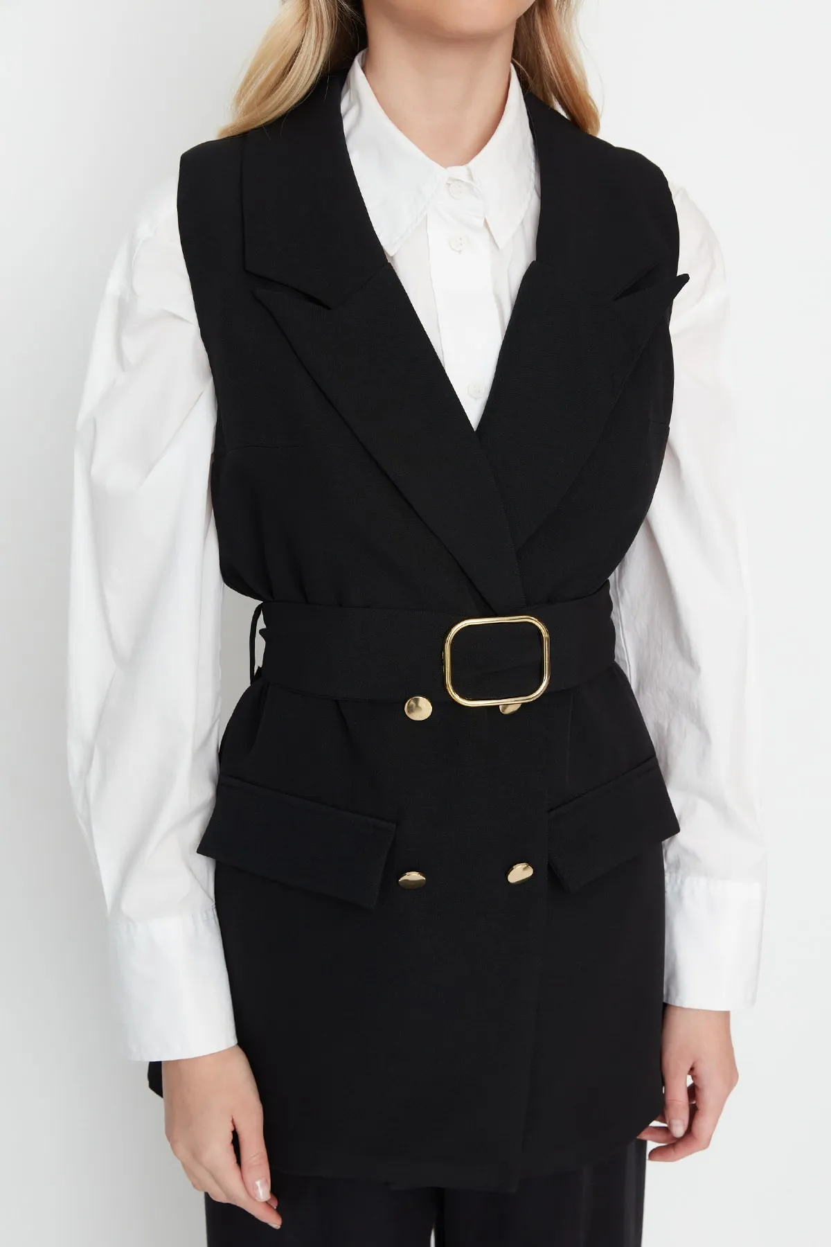 Trendyol Modest  Schwarze gewebte Weste mit Jackenkragen und Taillengürtel TCTAW23YL00014