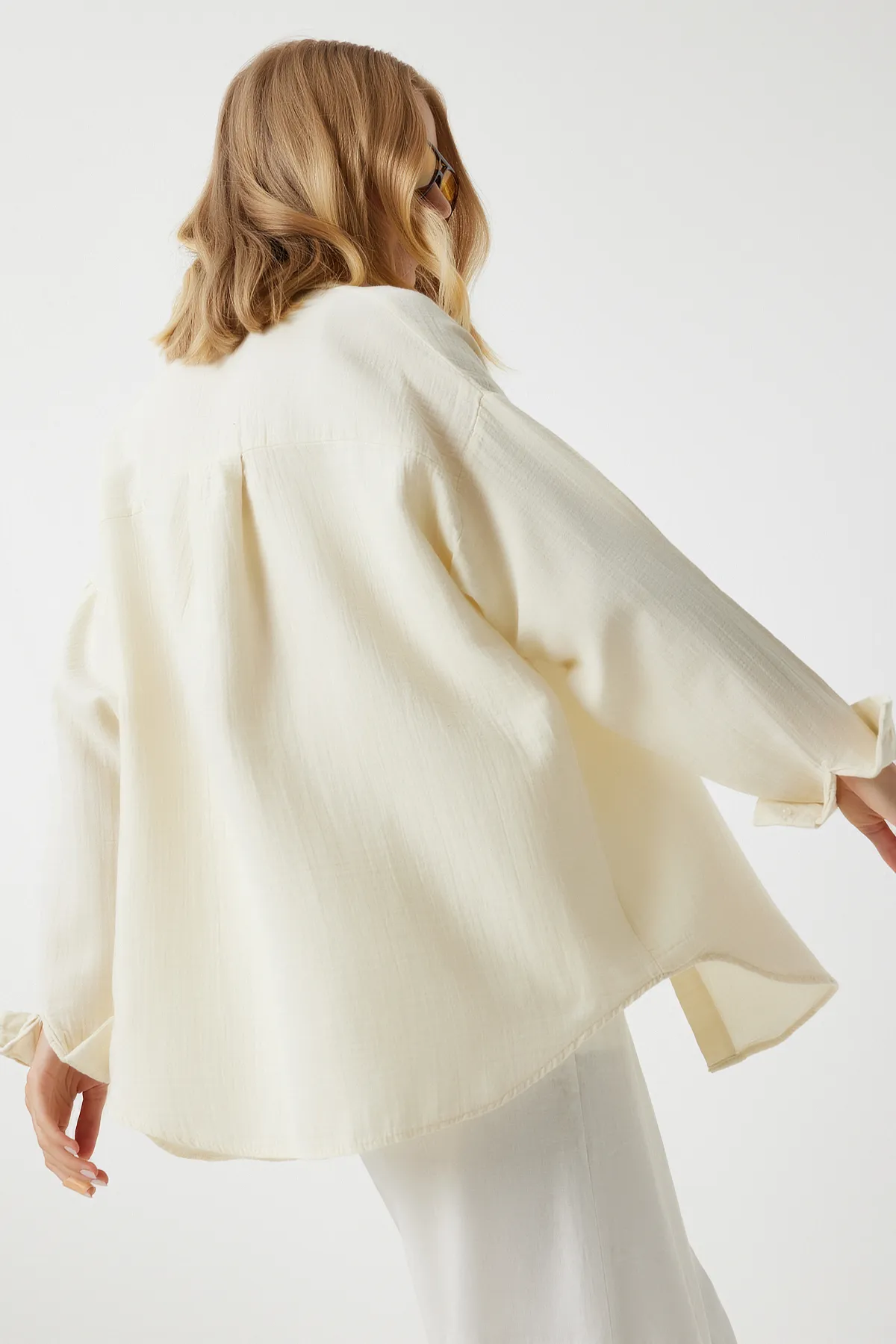 Happiness İstanbul  Hellcremefarbenes Oversize-Musselin-Shirt für Damen - MX00150