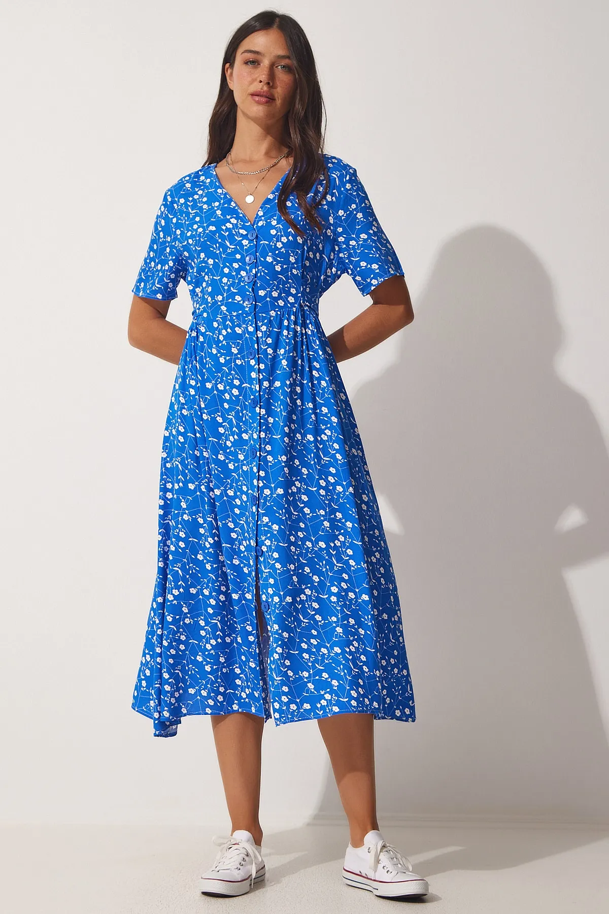 Happiness İstanbul  Blaues, geblümtes, geknöpftes Viskose-Sommerkleid für Damen CI00083