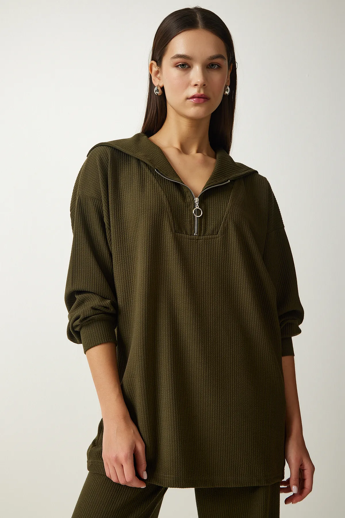 Happiness İstanbul  Damen-Set aus schnurgebundener Strickbluse und Hose in Khaki EW00004