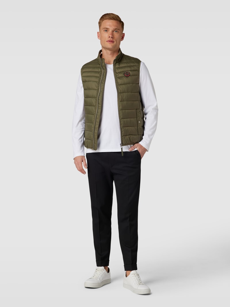 Steppweste mit Label-Patch in olivgrün
