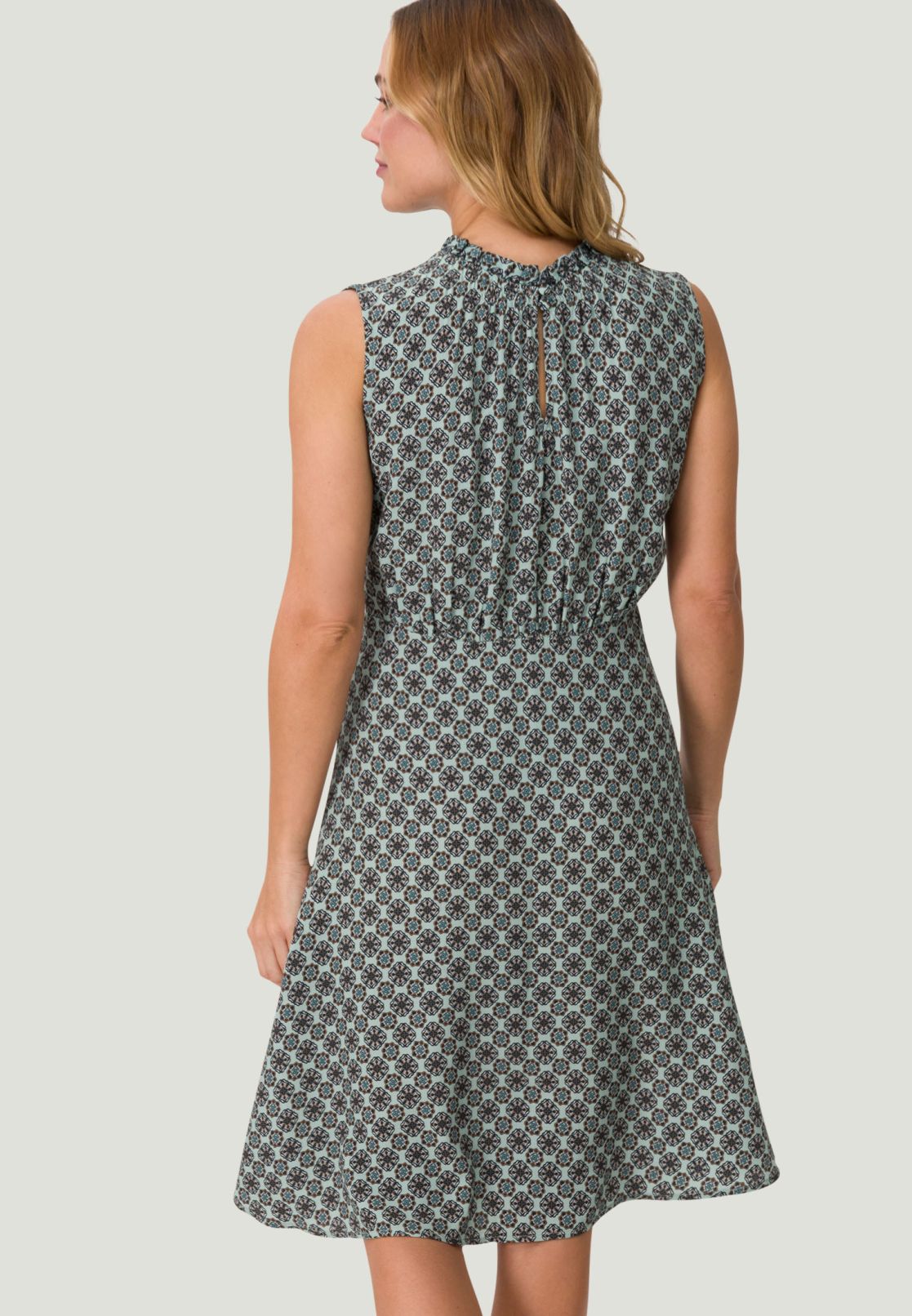 Kleid mit hohem Kragen