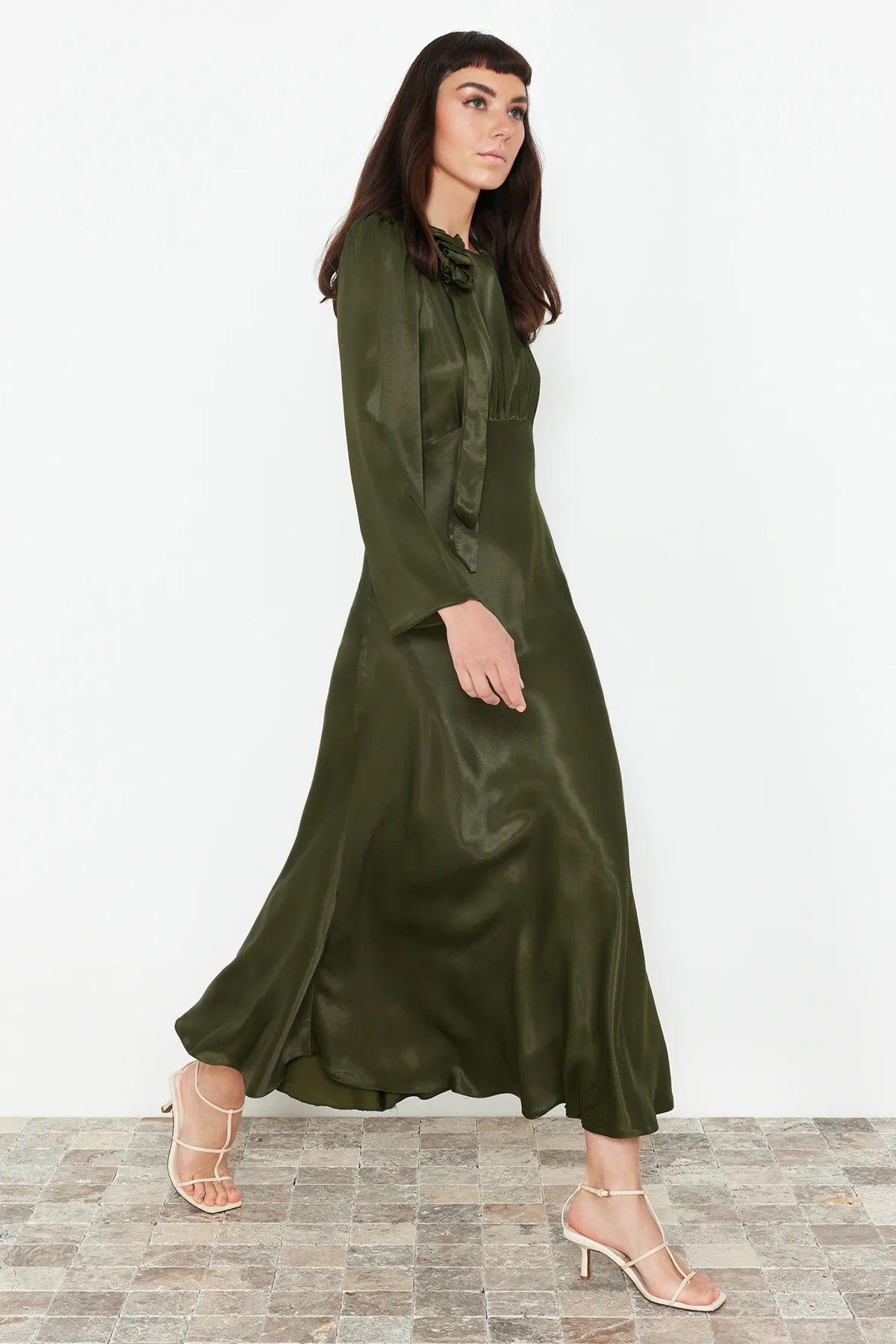 Trendyol Modest  Khakifarbenes Abendkleid aus gewebtem Satin für besondere Anlässe mit Rosen-Details TCTSS24DB00043