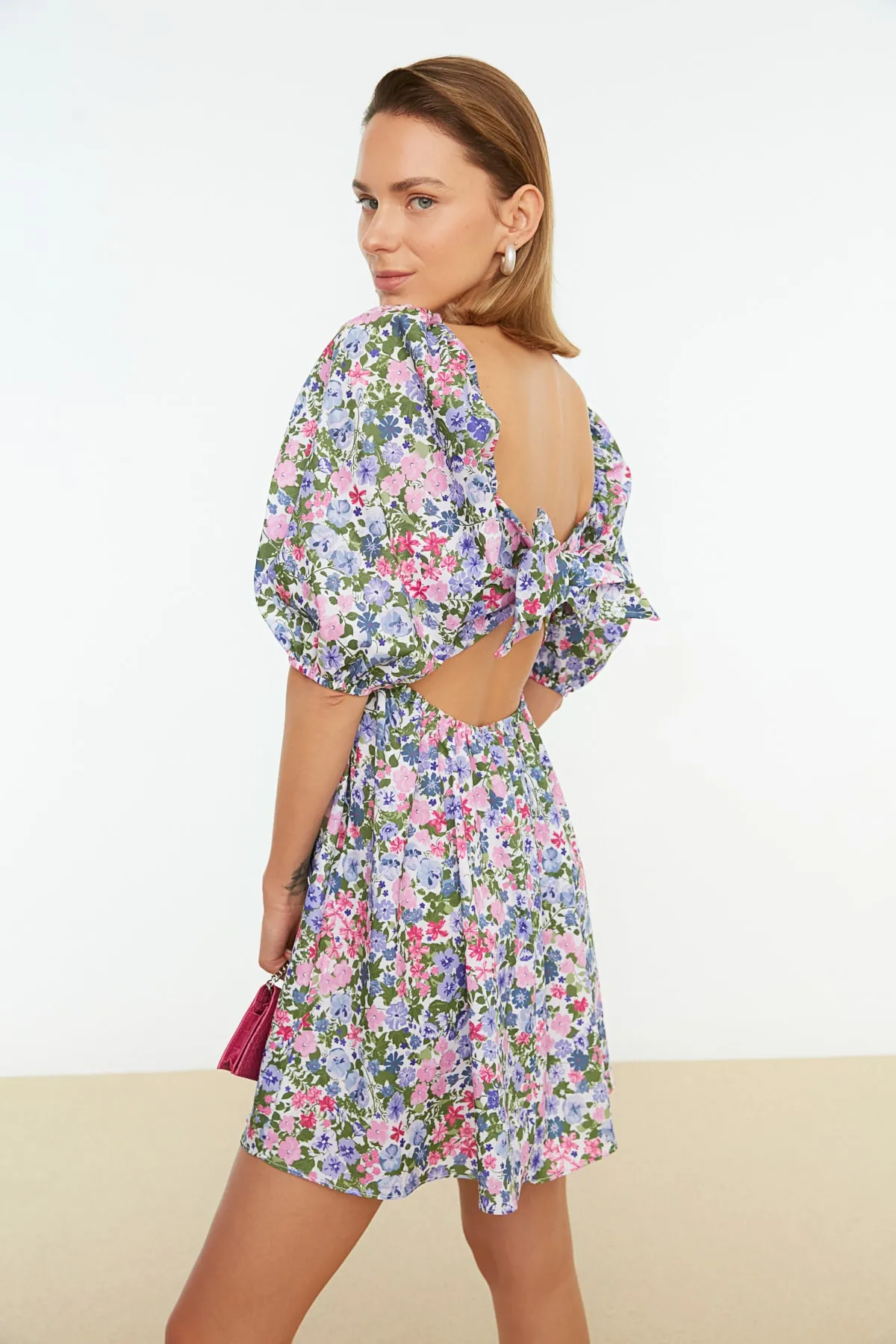 Trendyol Collection  Mehrfarbiges, geblümtes Mini-Webkleid mit Taillenöffnung am Rücken TWOSS22EL1107