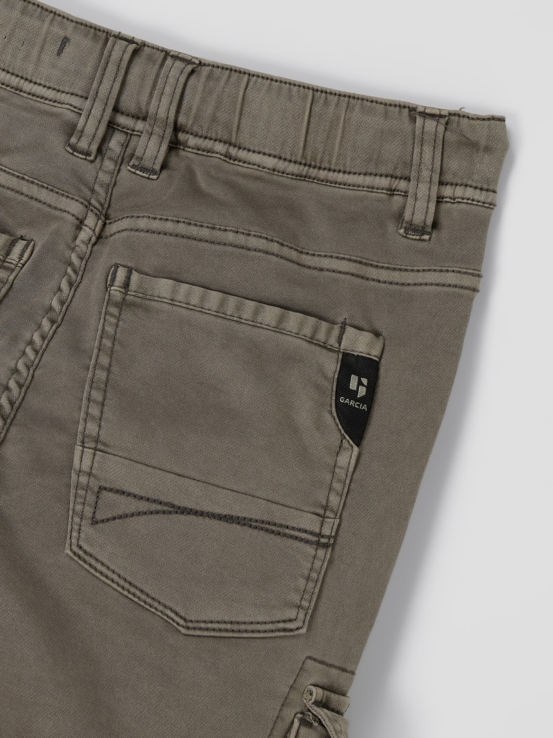 Cargohose mit elastischem Bund in mittelbraun