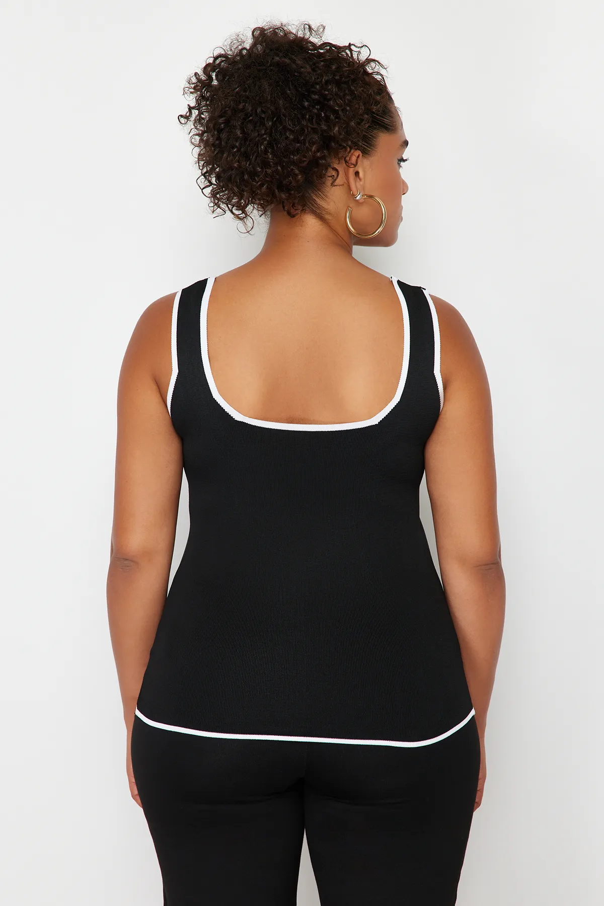 Trendyol Curve  Schwarze, figurbetonte Strickbluse TBBSS24AF00052