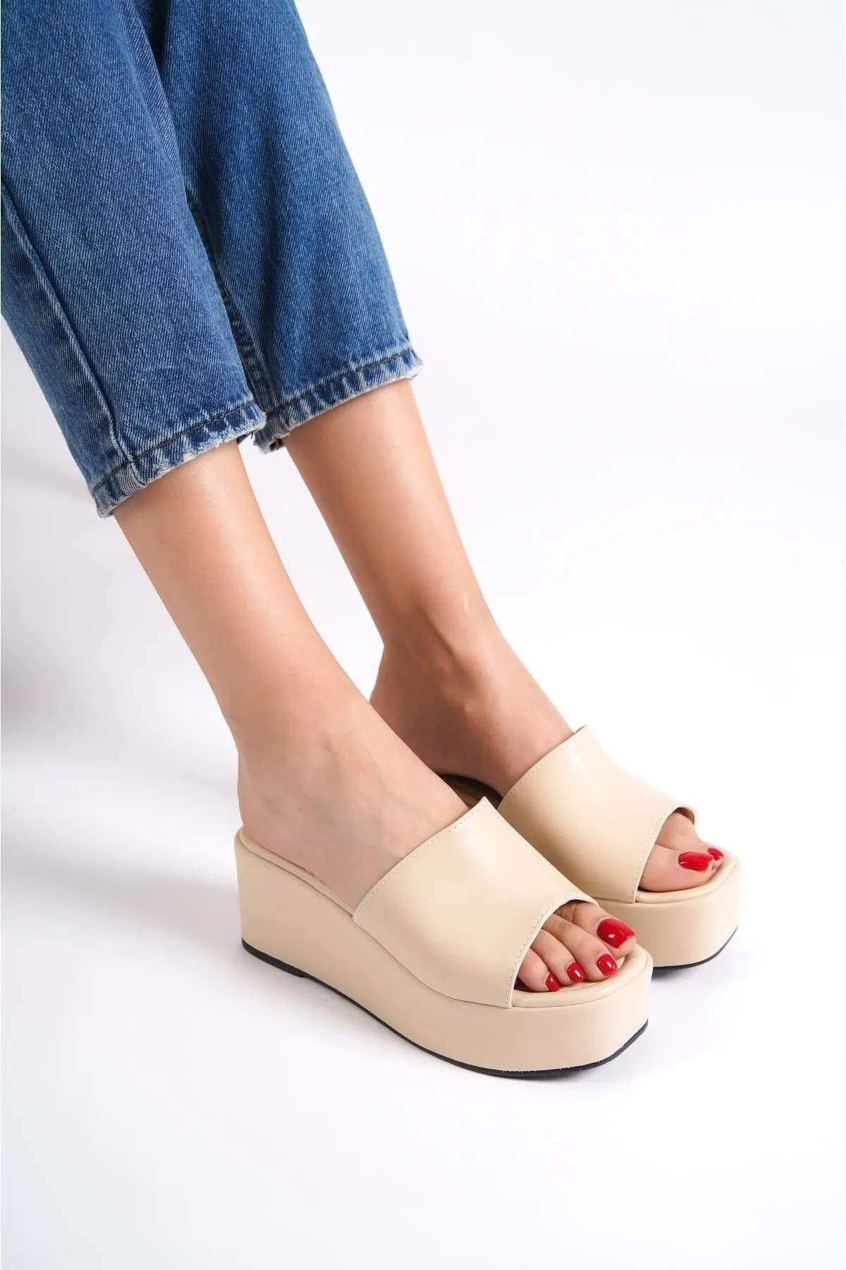 Capone Outfitters  Capone Skin Wedge Heeled Single Strap Beige Damen-Flatform-Hausschuhe