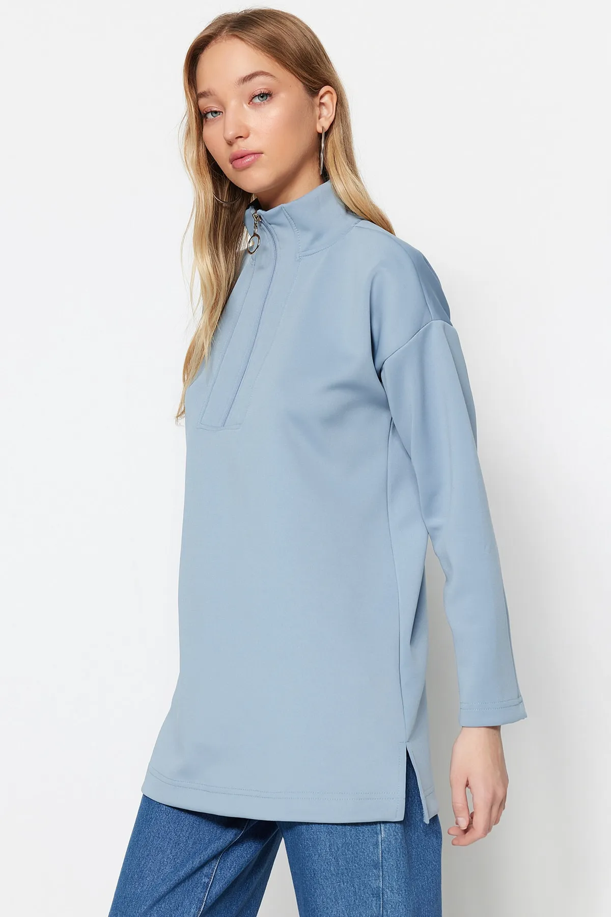 Trendyol Modest  Blaues, schlicht gestricktes Taucher-/Scuba-Sweatshirt mit Reißverschluss und detailliertem Ausschnitt TCTAW23TW00198