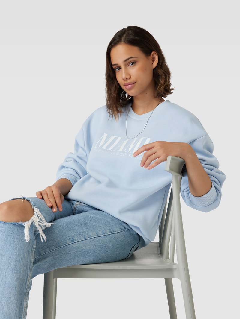 Sweatshirt mit Label-Print Modell 'Riley' in hellblau