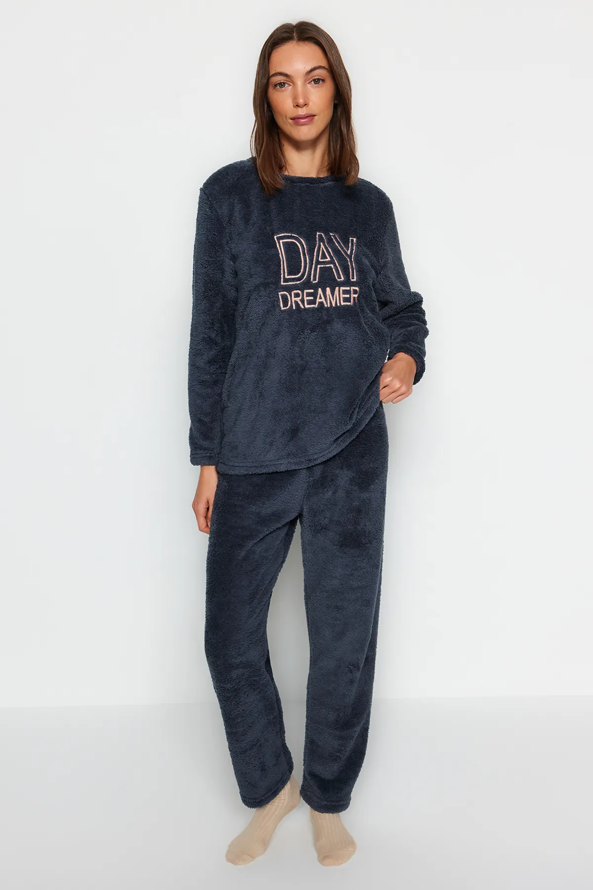 Trendyol Collection  Marineblaues Pyjama-Set aus T-Shirt und Hose von Wellsoft mit aufgesticktem Slogan THMAW24PT00187