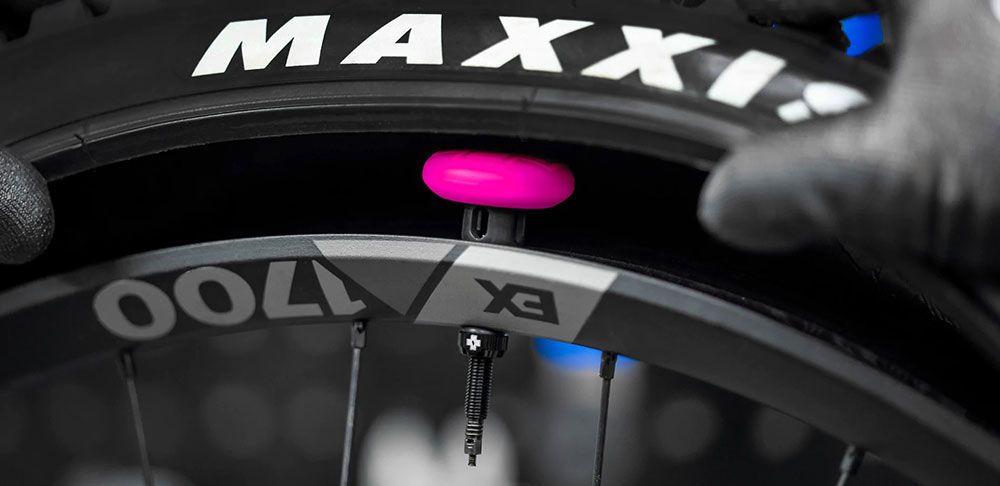 Muc-Off Stealth Tubeless Tag-Holder & 44mm Ventil Kit kaufen | Bike-Discount