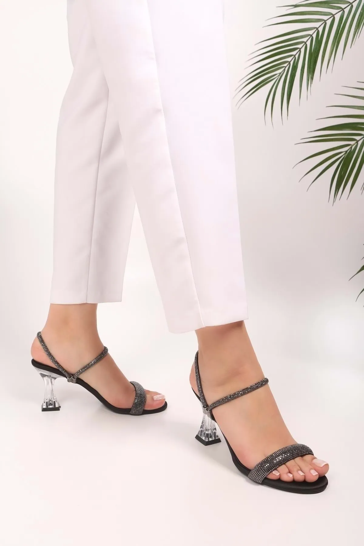 Shoeberry  Damen-Hausschuhe und -Schuhe von Dima aus schwarzem Satin mit Steinabsatz