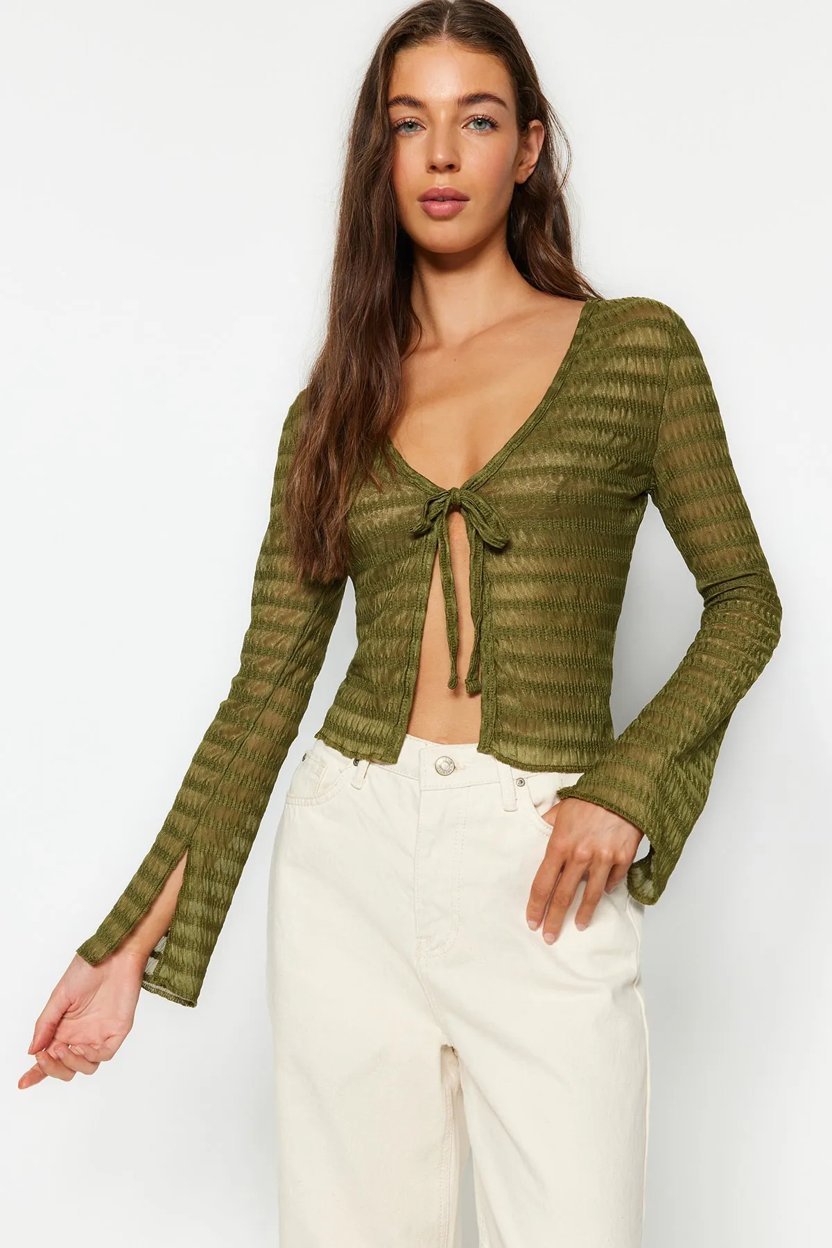 Trendyol Collection  Khakifarbene Premium-Strickbluse mit detailliertem, strukturiertem V-Ausschnitt und dehnbarer Krawatte TWOSS23BZ00796
