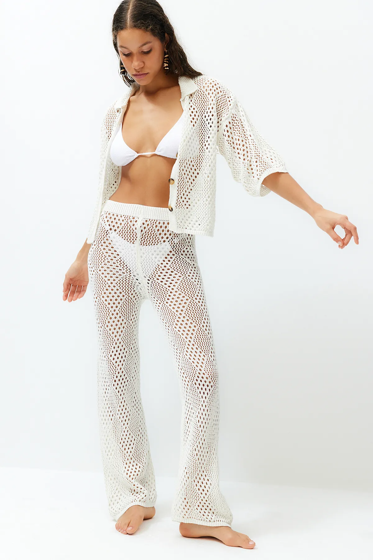 Trendyol Collection  Ecru gestricktes Hemd- und Hosen-Set im Strick-Look TBESS24AU00043