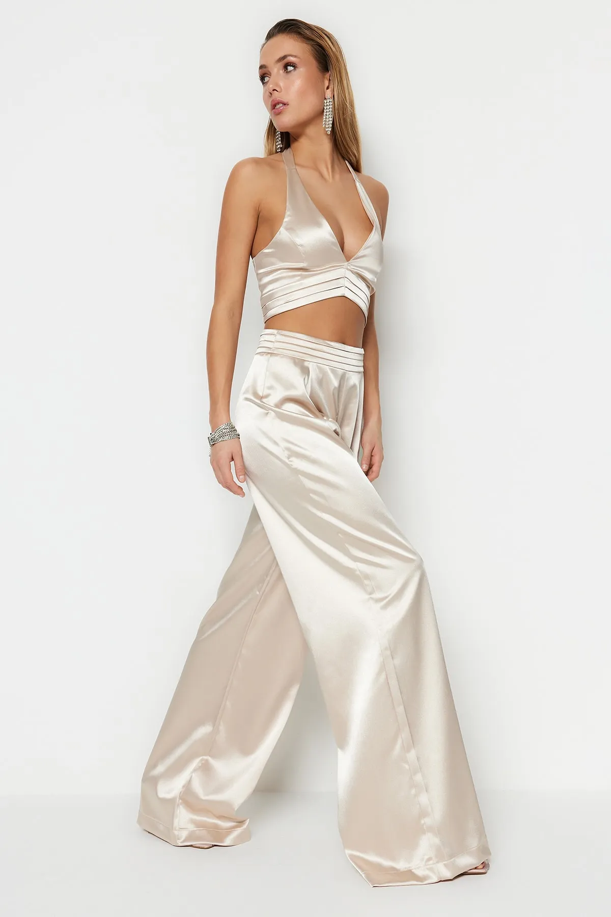 Trendyol Collection  Beigefarbene Satinhose mit weitem Bein TPRSS23PL00001