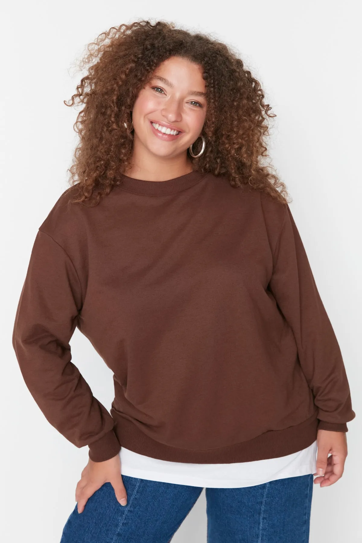 Trendyol Curve  Braunes, dünnes Strick-Sweatshirt im T-Shirt-Look mit tiefem Rückenausschnitt TBBAW23AO00024