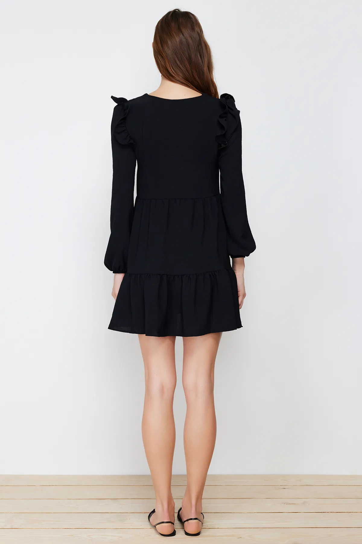 Trendyol Collection  Schwarzes, gerade geschnittenes Mini-Webkleid mit gerafften Rüschen und Details TWOAW22EL0762