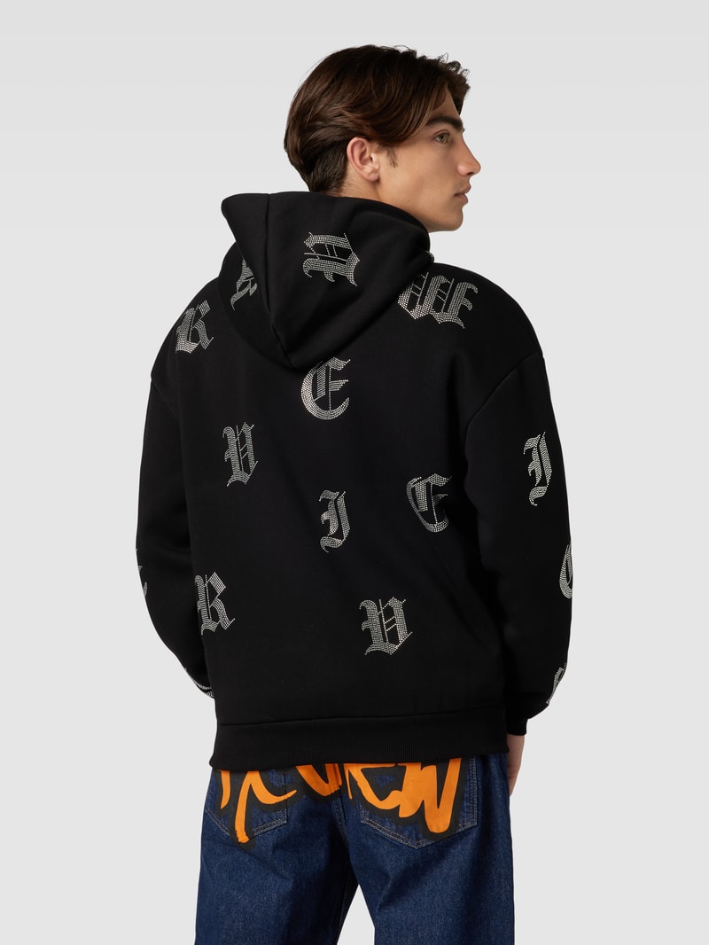 Sweatjacke mit Label-Details aus Strasssteinbesatz in schwarz
