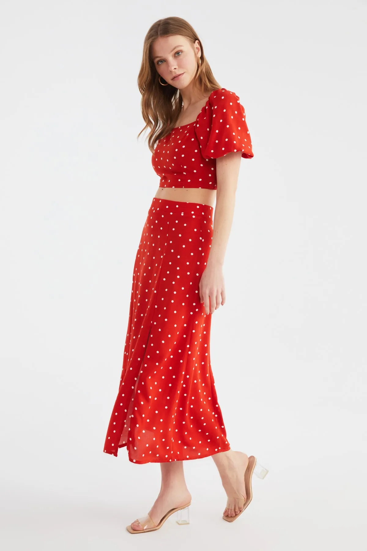 Trendyol Collection  Midi-Set aus Viskosegewebe mit gepunktetem Unterteil und Oberteil mit Fliesenschlitz TWOSS20AU0097