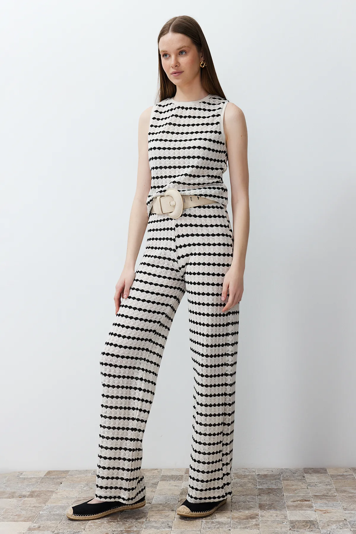 Trendyol Collection  Ecrufarbene, gestreifte Hose in Strickoptik mit geradem Schnitt TWOSS24PL00101