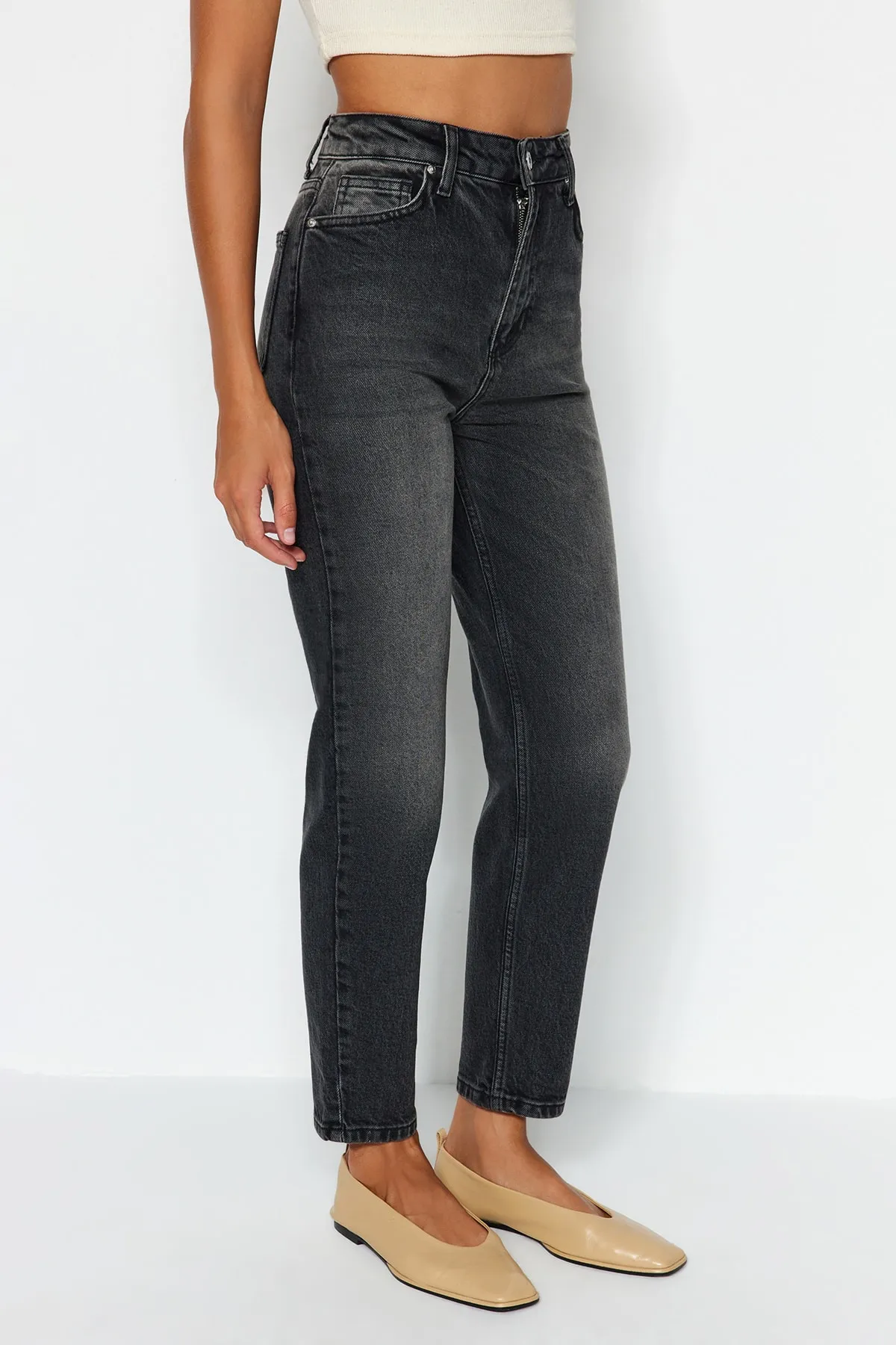 Trendyol Collection  Schwarze Slim Mom-Jeans mit hoher Taille TWOAW24JE00094