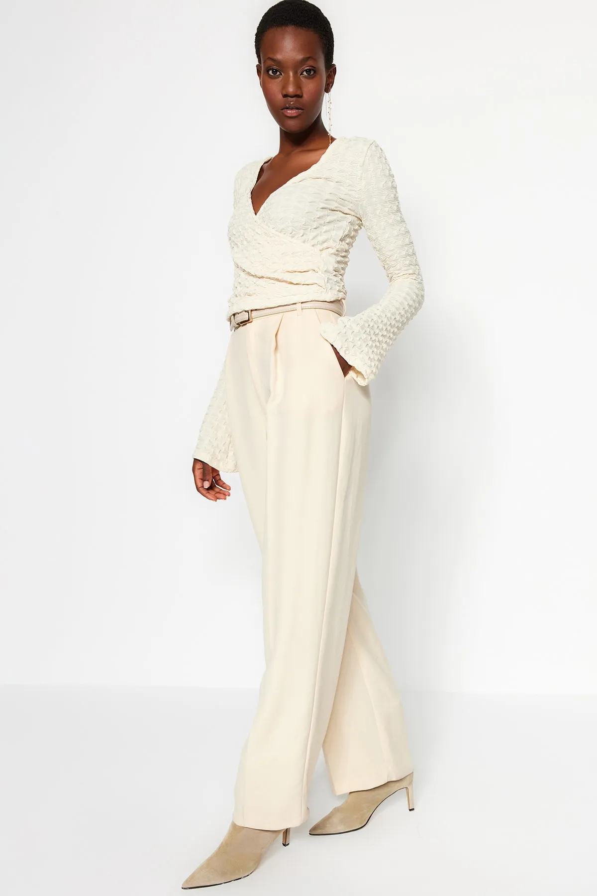 Trendyol Collection  Beigefarbene, zweireihige, bauchfreie Strickbluse aus strukturiertem Stoff mit normaler/normaler Passform und zweireihigem Ausschnitt TWOAW24BZ00088