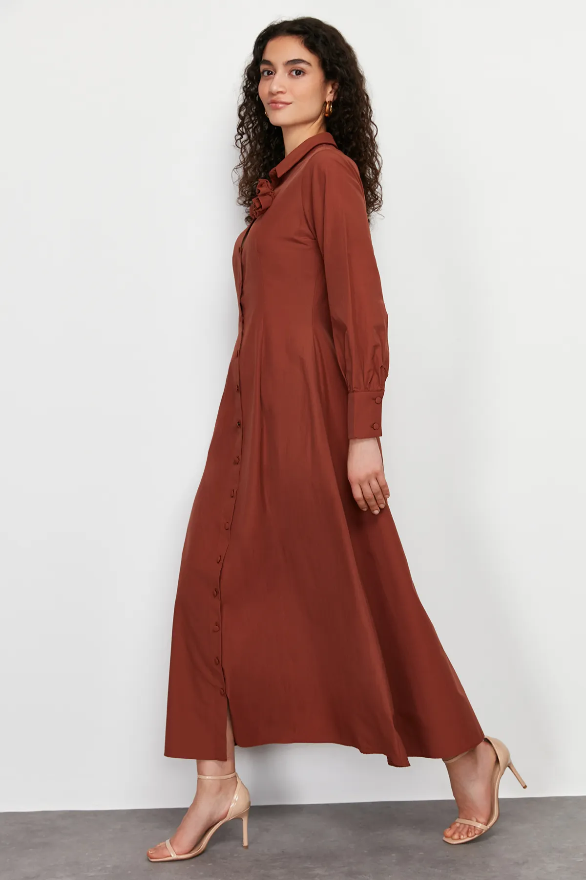 Trendyol Modest  Braunes gewebtes Hemdblusenkleid mit Blumendetail TCTSS24EB00029