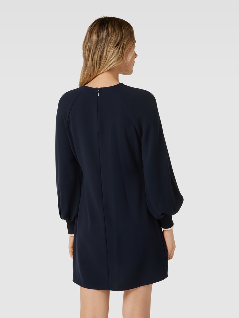 Knielanges Kleid mit Teilungsnähten in marineblau