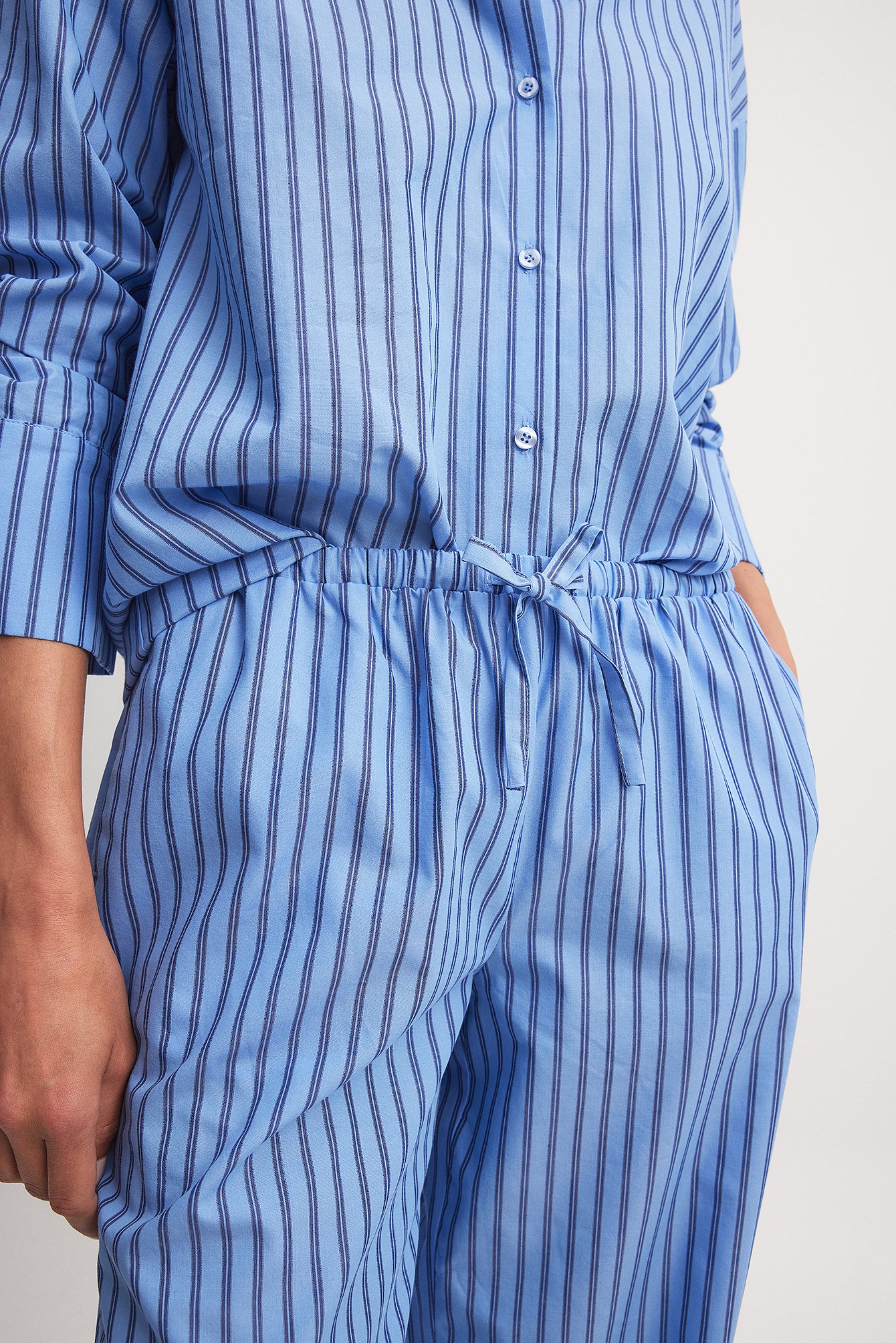 Gestreifte elastische Hose mit halbhoher Taille