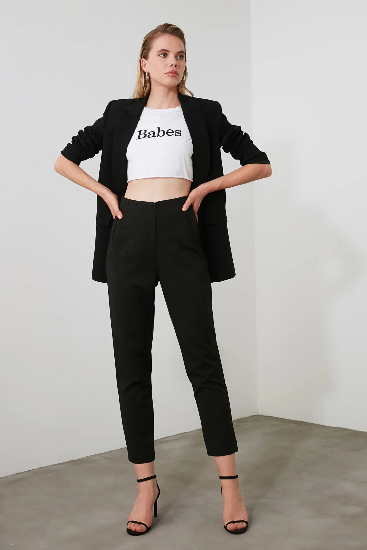 Trendyol Collection  Schwarze knöchellange gewebte Hose mit Zigarettenmuster und Abnähern, hoher Taille TWOSS20PL0515