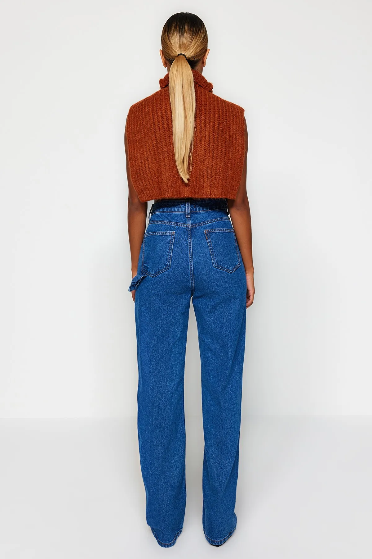 Trendyol Collection  Blaue Jeans mit hoher Taille und weitem Bein und Taschendetail TWOAW22JE0595