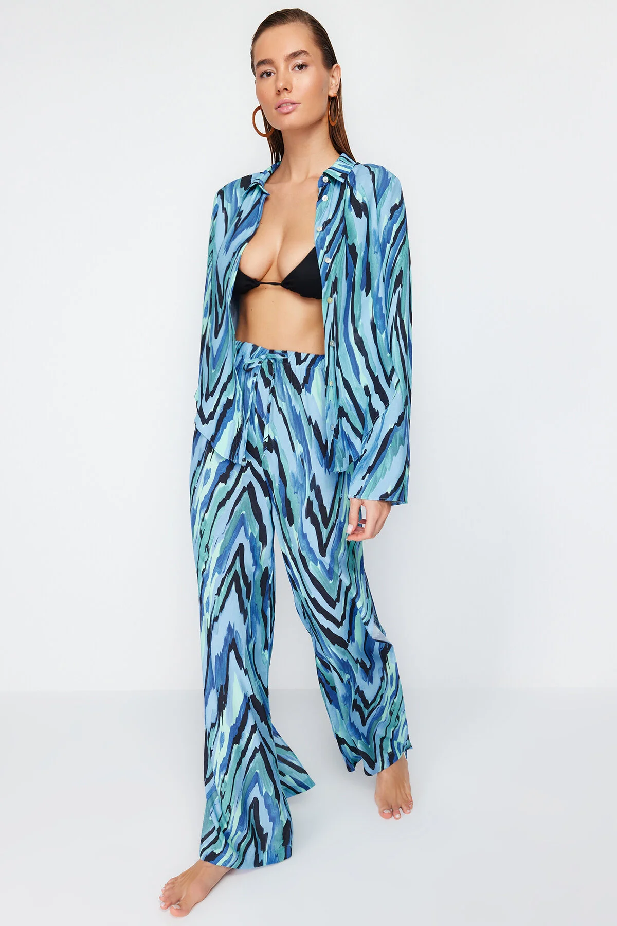 Trendyol Collection  Set aus gewebtem Hemd und Hose mit abstraktem Muster TBESS24AU00003