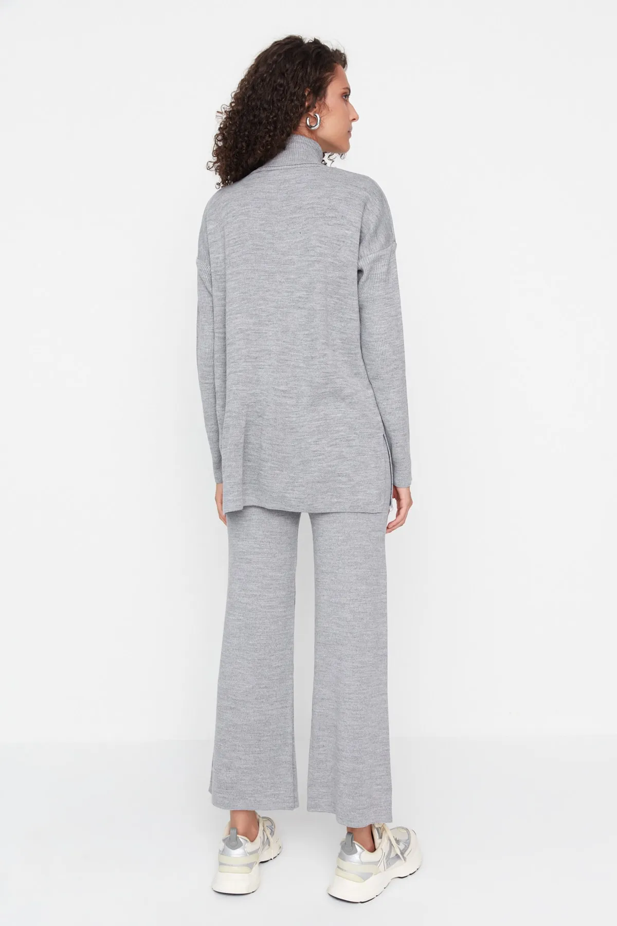 Trendyol Collection  Graues Rollkragenpullover-Hosen-Set aus Oberteil und Unterteil mit Schlitzdetail TWOAW22AU0102