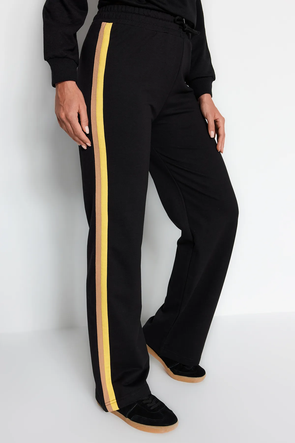 Trendyol Modest  Schwarze gestrickte Jogginghose mit weitem Bein und seitlichem Streifendetail TCTAW22EI0022
