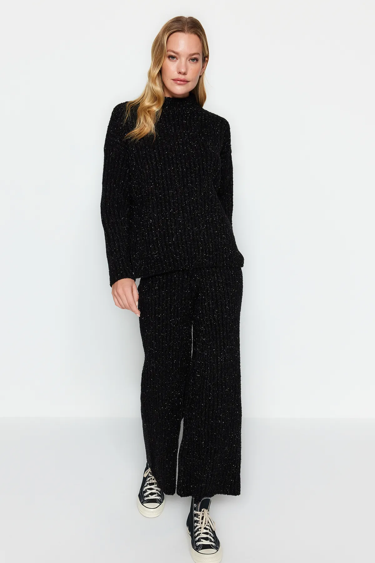 Trendyol Collection  Schwarzes, übergroßes Set aus Oberteil und Unterteil aus Strick mit Weihnachtsmotiv und Glitzer TWOAW24AU00114