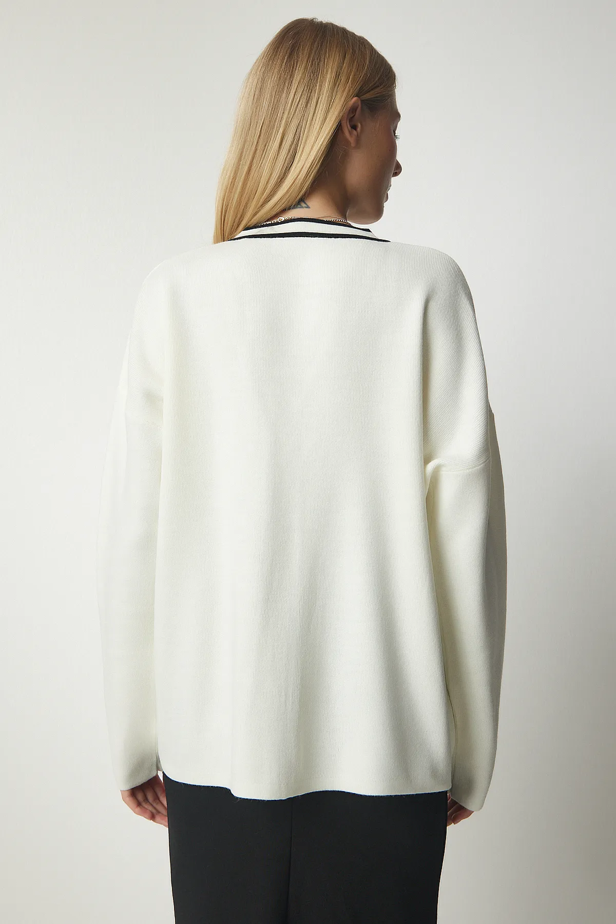 Happiness İstanbul  Ecrufarbene Strickjacke mit Streifendetail für Damen PF00012