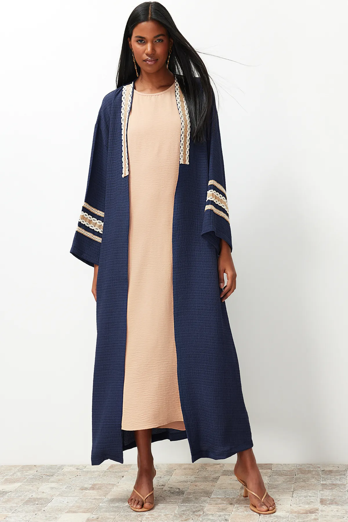 Trendyol Modest  Langer gewebter Kimono & Kaftan & Abaya mit Indigo-Brode-Details TCTSS24KF00006