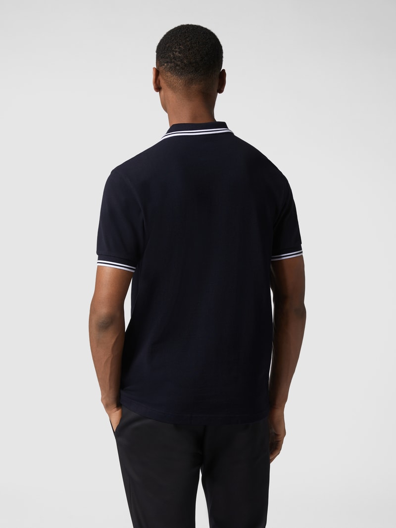Poloshirt mit Kontrastabschlüssen in marineblau