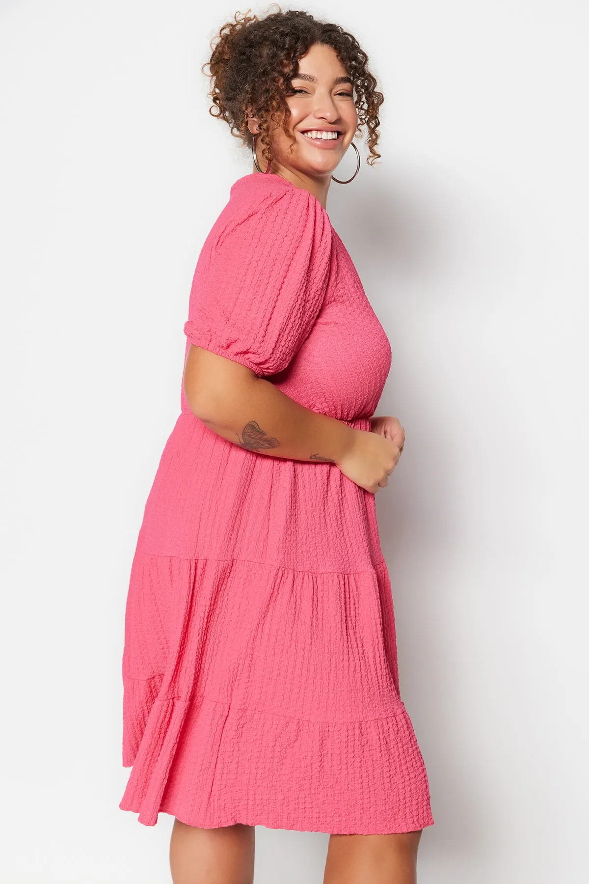 Trendyol Curve  Fuchsiafarbenes Skater-Strickkleid mit V-Ausschnitt und zweireihigem Verschluss TBBSS22EL2987
