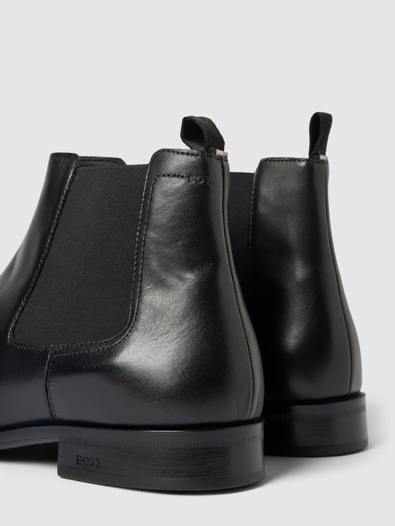 Chelsea Boots mit Label-Details Modell 'Colby' in schwarz