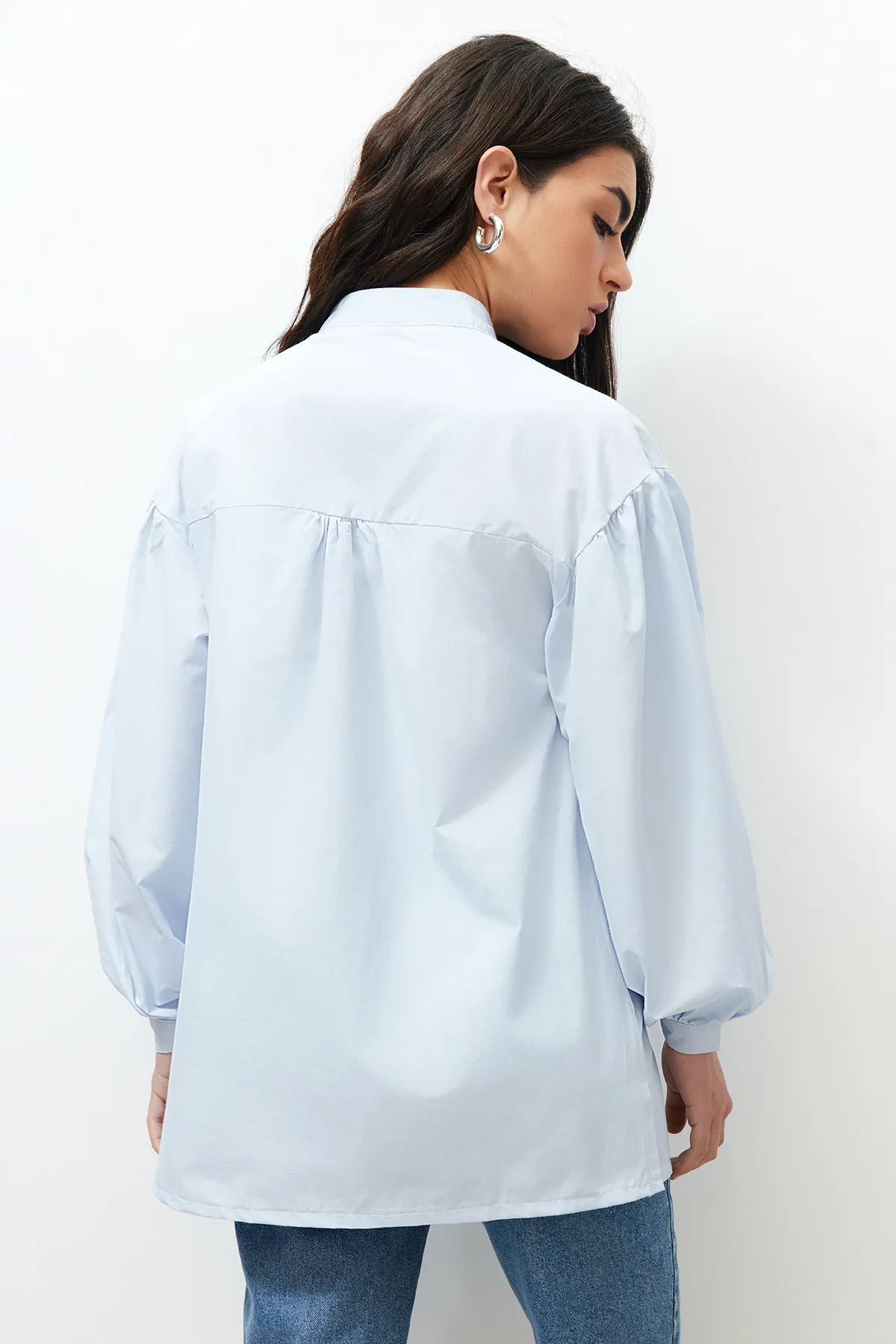 Trendyol Modest  Hellblaues Basic-Webhemd aus Baumwolle mit Rüschendetails TCTSS24TG00055