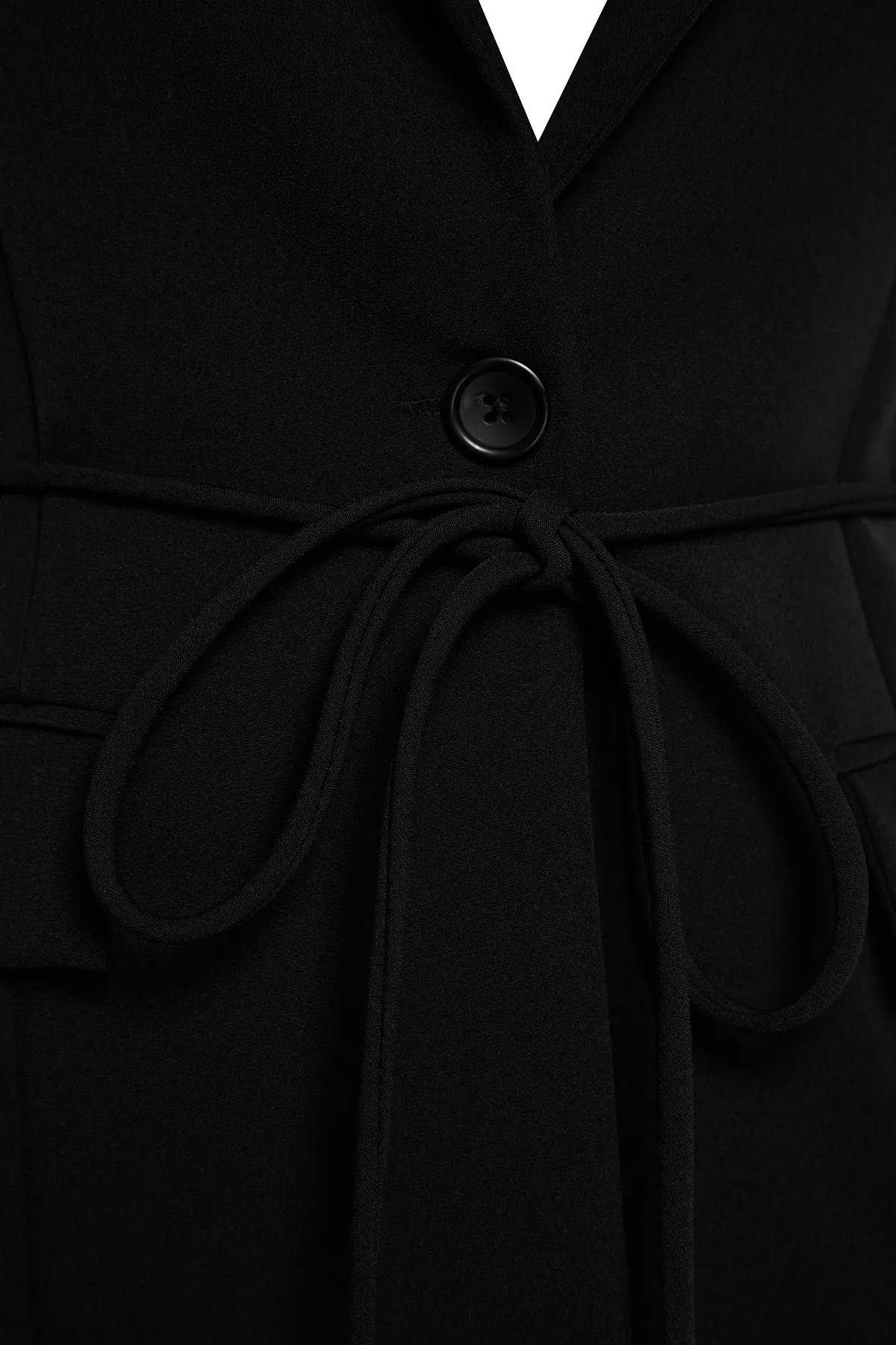 Trendyol Modest  Schwarze Jacke, Kragen, Taille, Bindedetail, gefütterte Webweste TCTAW24YL00025