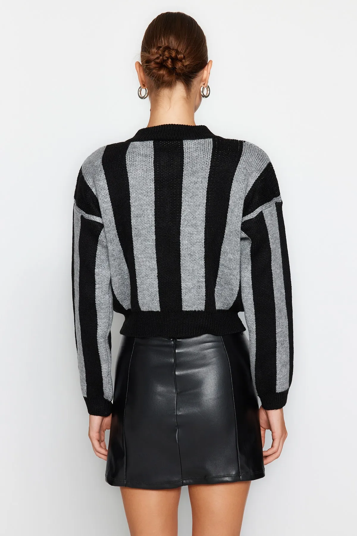 Trendyol Collection  Schwarzer kurzer Strickpullover mit weicher Struktur TWOAW24KZ01042