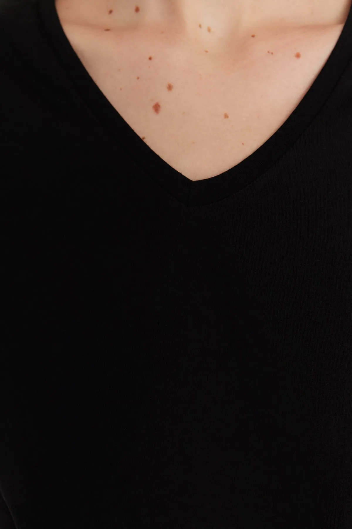 Trendyol Collection  Schwarzes Boyfriend-Strick-T-Shirt mit V-Ausschnitt aus 100 % Baumwolle TWOSS23TS00003