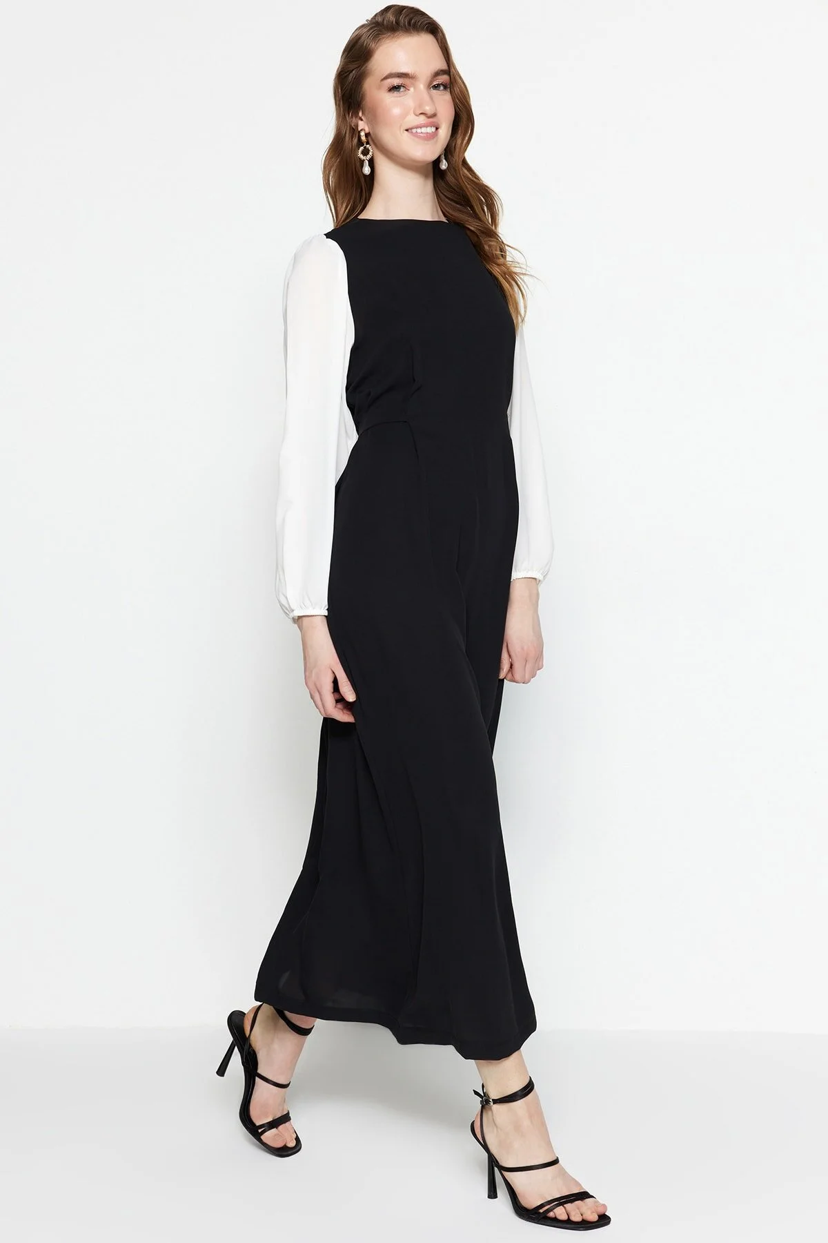 Trendyol Modest  Schwarzes Abendkleid mit Bindedetail am Rücken TCTSS23DB00036