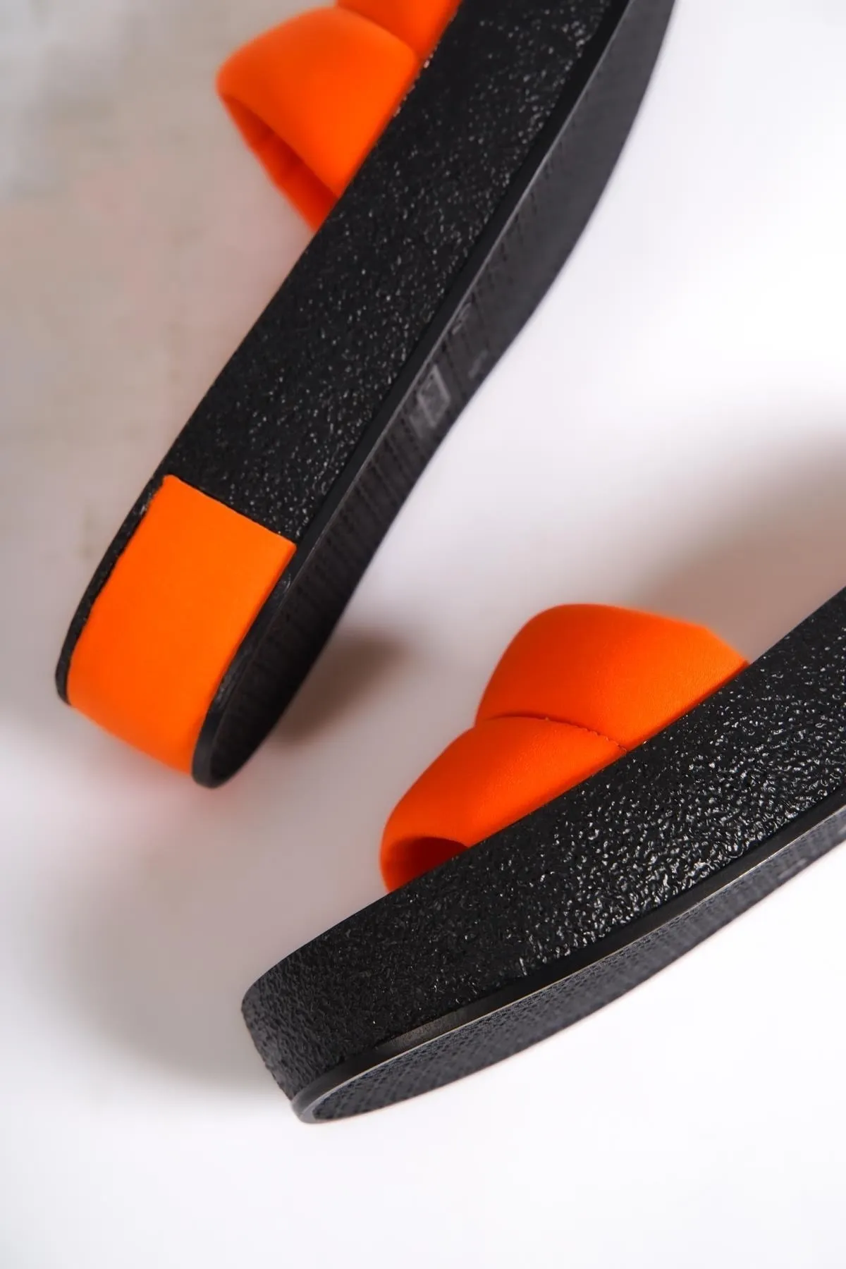 Capone Outfitters  Capone gesteppte, gebänderte, farbenfrohe, detaillierte Damenhausschuhe mit Keilabsatz, mattes Satin-Orange