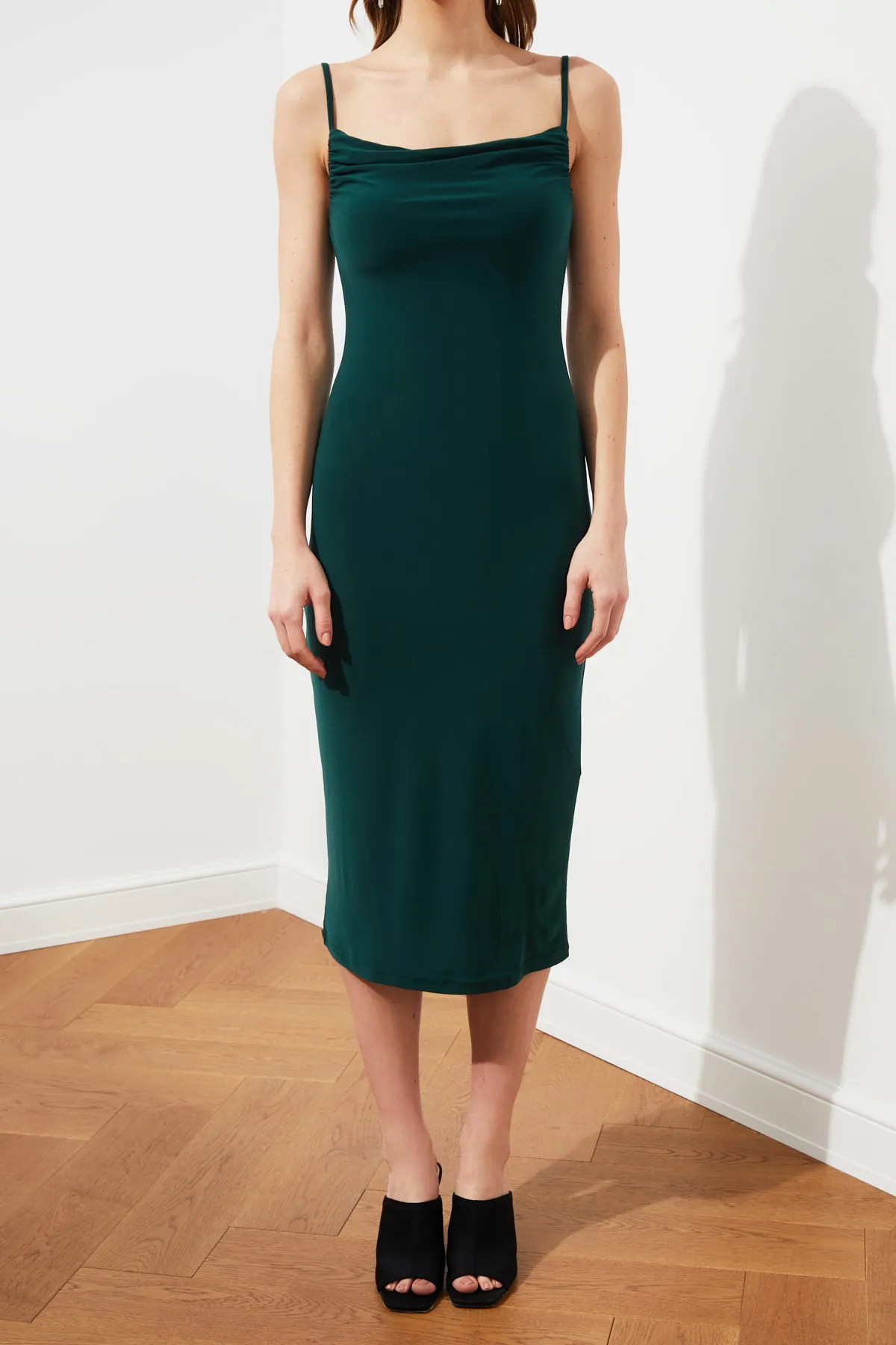 Trendyol Collection  Smaragdgrünes, figurbetontes Midi-Bleistiftkleid aus flexiblem Strick mit Degaje-Kragen TWOSS19AD0020