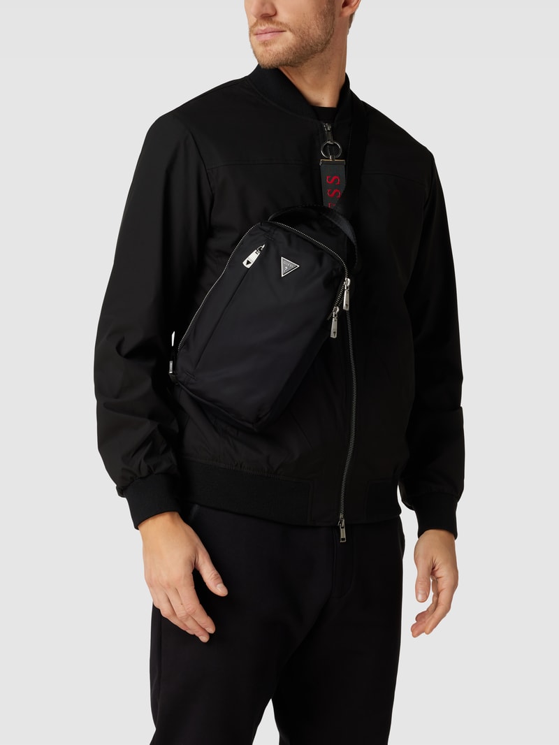Umhängetasche mit Label-Applikation in schwarz