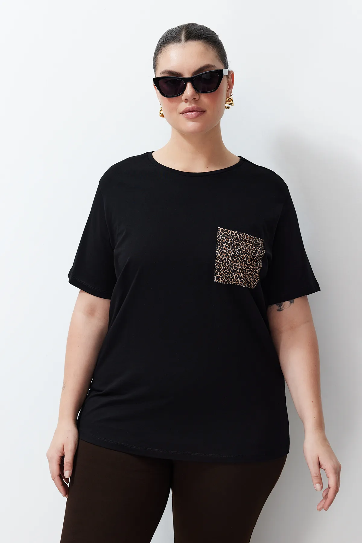 Trendyol Curve  Schwarzes Oversize-Strick-T-Shirt mit Animal-Print TBBSS24BF00059