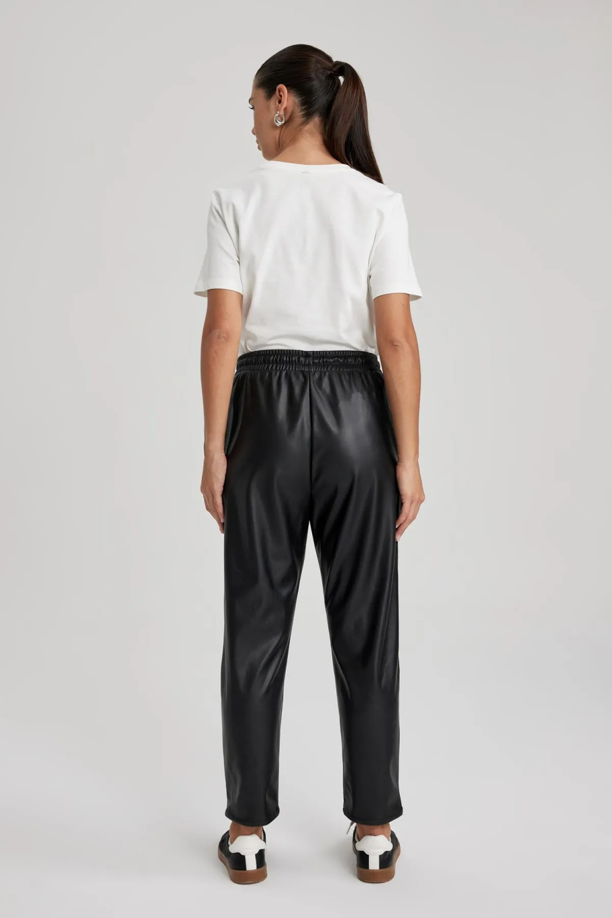 DeFacto  Hose aus Kunstleder mit hoher Taille und Joggertaschen